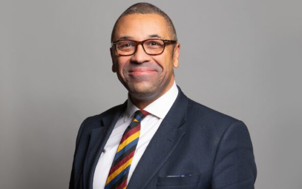 קריאות לשר הפנים הבריטי החדש, ג'יימס קלוורלי, לבטל את מדיניות ההגירה האכזרית כלפי להט"בקים של קודמתו